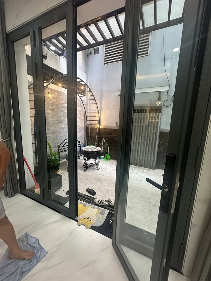 Cho thuê nhà mặt tiền Trần Hưng Đạo, Quận 5, 88m² - Nội thất cao cấp, gần trung tâm!