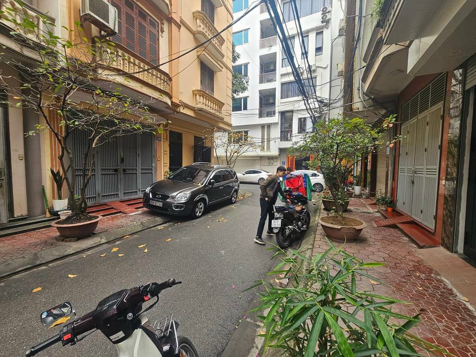 Nhà mặt phố Hoàng Quốc Việt 35m² giá 8 tỷ - Thiết kế hiện đại, thang máy nhập khẩu!