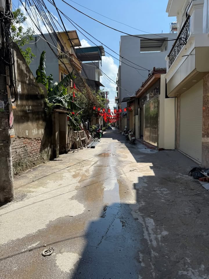 Nhà 5 tầng Vĩnh Hưng 33m² giá 6 tỷ - Ô tô đỗ cổng, ngõ thông thoáng!