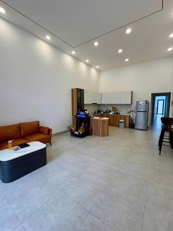 Nhà phố đường Nguyễn Xuân Nguyên TP. Buôn Ma Thuột 230m² giá 2.4 tỷ - Hướng Đông, nở hậu đẹp!