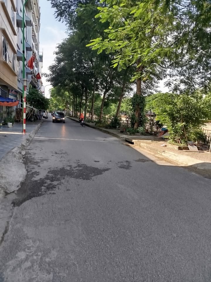 Nhà đẹp Bờ Sông Sét, Hoàng Mai 42m² - Giá tốt, Sổ đỏ chính chủ!