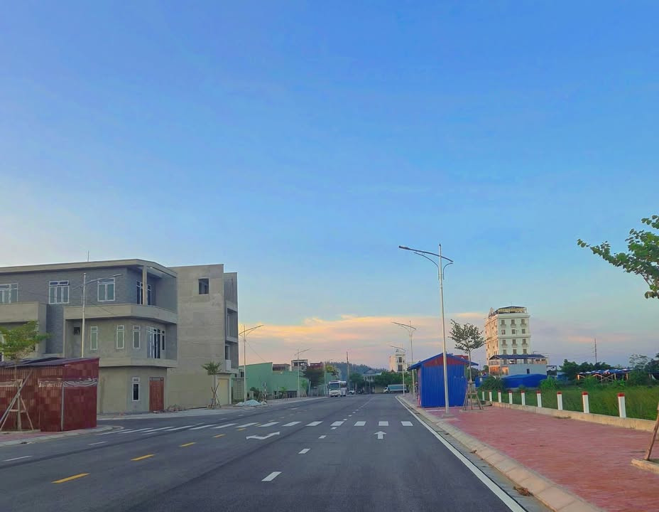 Đất nền góc 3 mặt thoáng Nguyễn Lương Bằng 141.8m² giá 6.3 tỷ - Cơ hội đầu tư hấp dẫn!