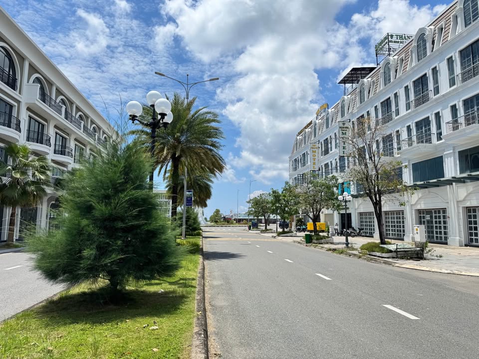 Nhà phố mặt tiền chợ đêm Hà Tiên 110m² giá 8 tỷ - Đầu tư sinh lời tuyệt vời!