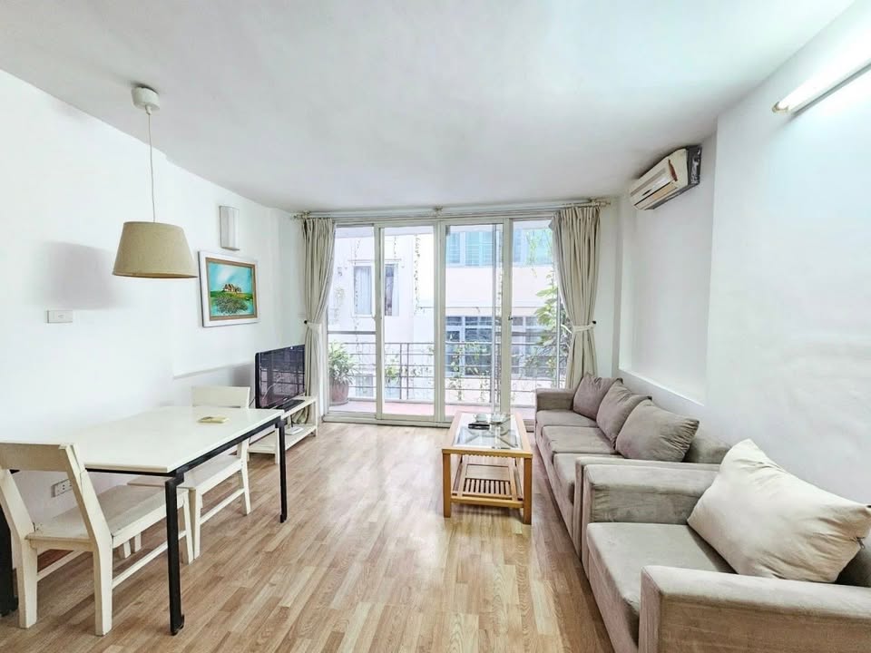 Căn hộ 1 phòng ngủ tại 76 Linh Lang, Ba Đình, 60m² - Full nội thất, chỉ việc vào ở!