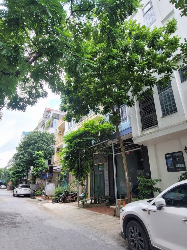Townhouse KĐT Văn Khê 45m² giá 13 tỷ - Gara ô tô, Vỉa hè đôi tiện kinh doanh!