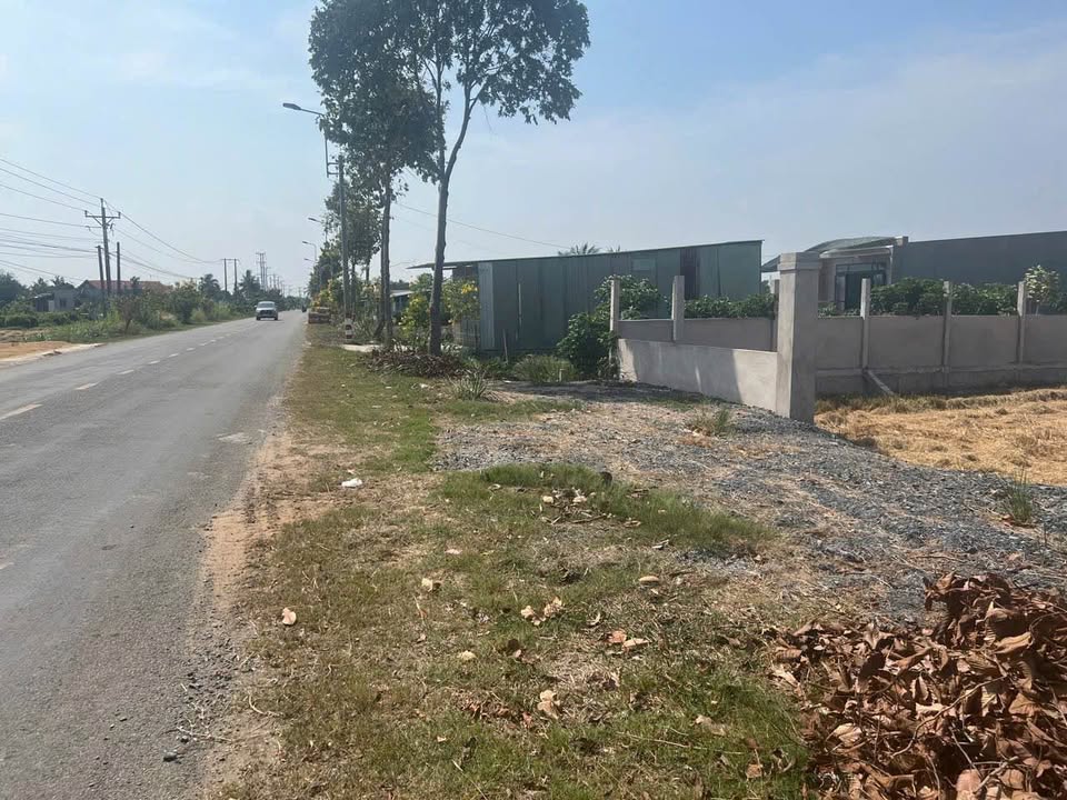 Đất thổ cư mặt tiền TL832 Tân Trụ 205m² giá chỉ 1,6 tỷ - Cơ hội đầu tư hấp dẫn!