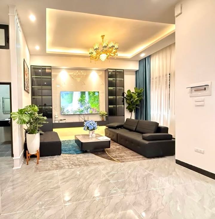 Nhà 4 tầng Nhân Chính 48m² giá 12 tỷ - Ô tô gần nhà, tiện ích đầy đủ!
