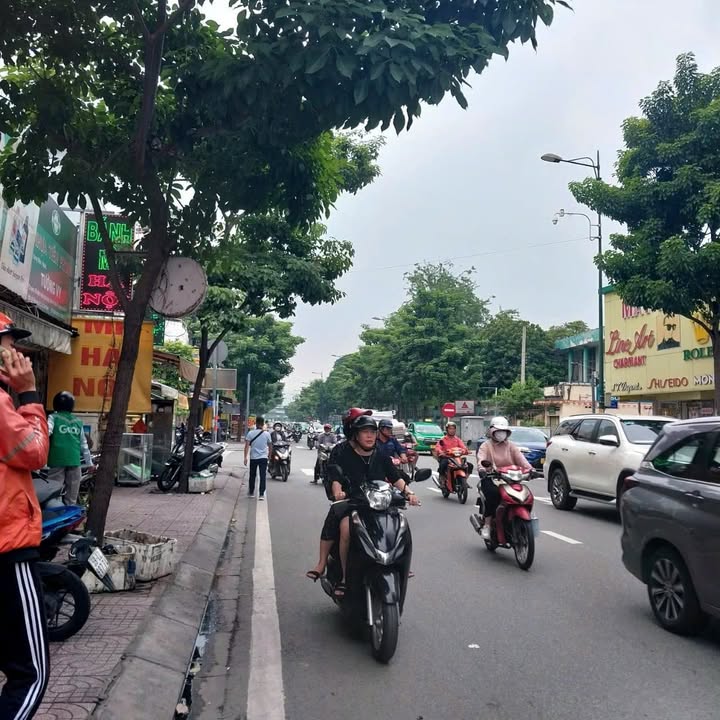 Nhà mặt tiền 5 tầng đường Vĩnh Khánh quận 4 - Giá chỉ 5.55 tỷ, xe hơi đỗ cửa!