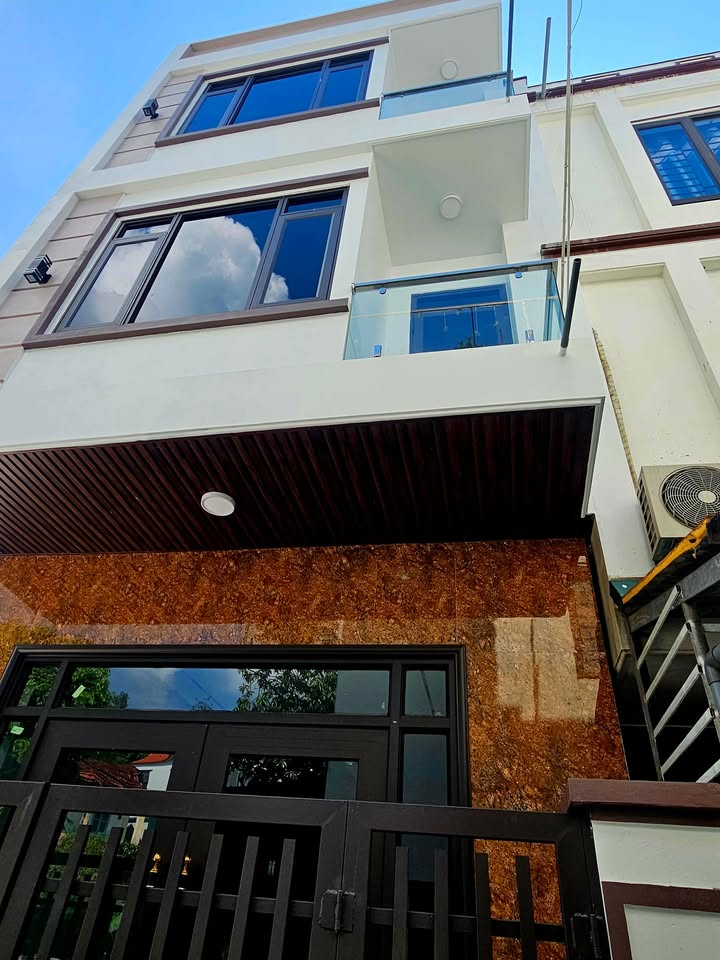 Nhà 3.5 Tầng Cao Thắng, Hạ Long 54.2m² giá 3.35 tỷ - Ô tô đỗ cửa, thích hợp gia đình!