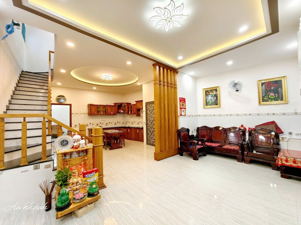 Nhà 3 tầng tại Nha Trang 90m² giá 5.8 tỷ - Thiết kế sang trọng, đầy đủ nội thất!