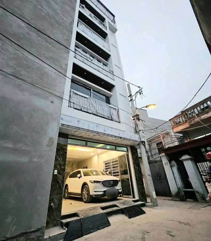 Nhà mặt phố Việt Hưng 50m² giá 9 tỷ - Gara ô tô, thang máy tiện nghi!