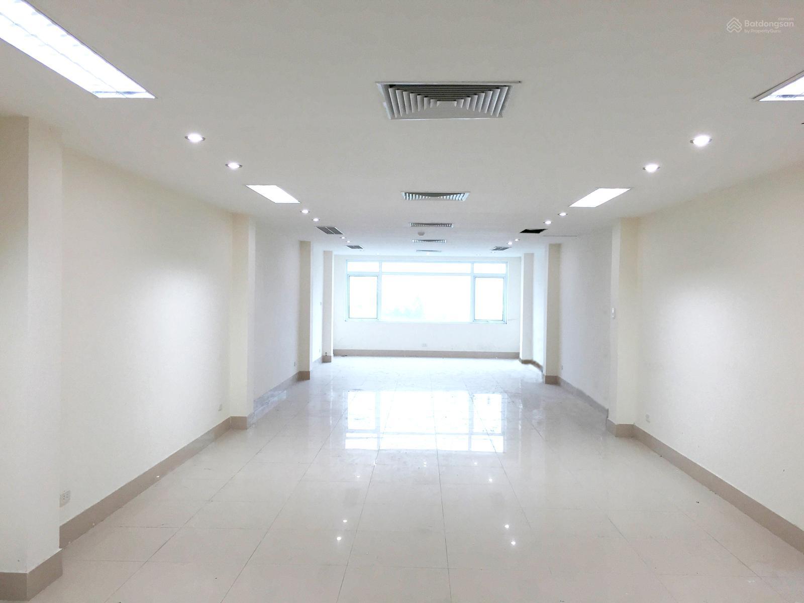 Văn phòng cho thuê tại Hoàng Quốc Việt 120m² giá 18 triệu - Pháp lý rõ ràng, sẵn sàng làm việc!
