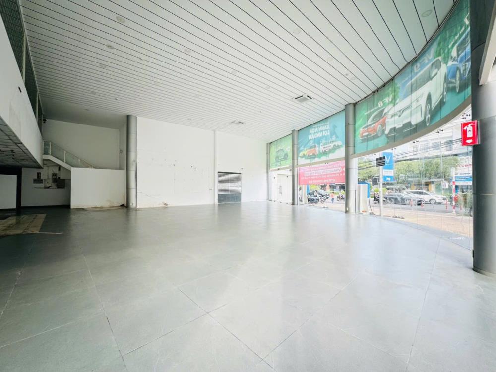Cho thuê góc mặt tiền quận Ninh Kiều Cần Thơ 1400m² - Vị trí đắc địa, giá thuê hấp dẫn!