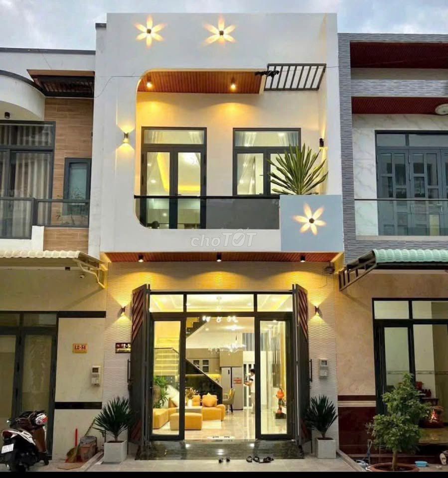 Nhà 1 trệt 1 lầu tại TP Bến Cát 100m² giá 1.85 tỷ - Thiết kế hiện đại, không gian thoáng mát!