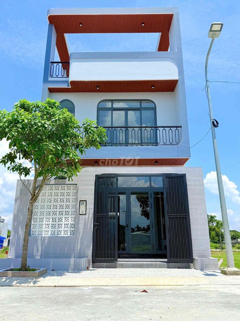 Nhà đẹp 1 trệt 2 lầu tại xã Tân Phú Trung, Củ Chi giá 3.5 tỷ - Sẵn sàng vào ở!