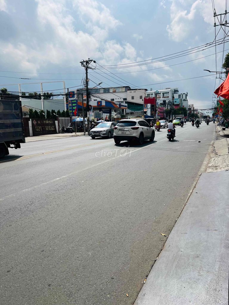 Mặt bằng kinh doanh 50m² - Mặt tiền Trần Hưng Đạo, đèn bốn ngọn - Giao thông thuận lợi cho việc kinh doanh!