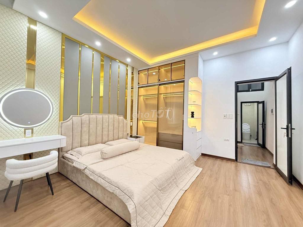 Nhà phố Xuân Thủy 35m² giá 8.8 tỷ - Nhà mới, thang máy, gần phố!