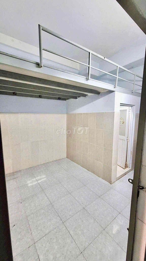 Phòng cho thuê tại Hoàng Hoa Thám, 15m² giá 2.8 triệu - Bảo vệ 24/24, thang máy