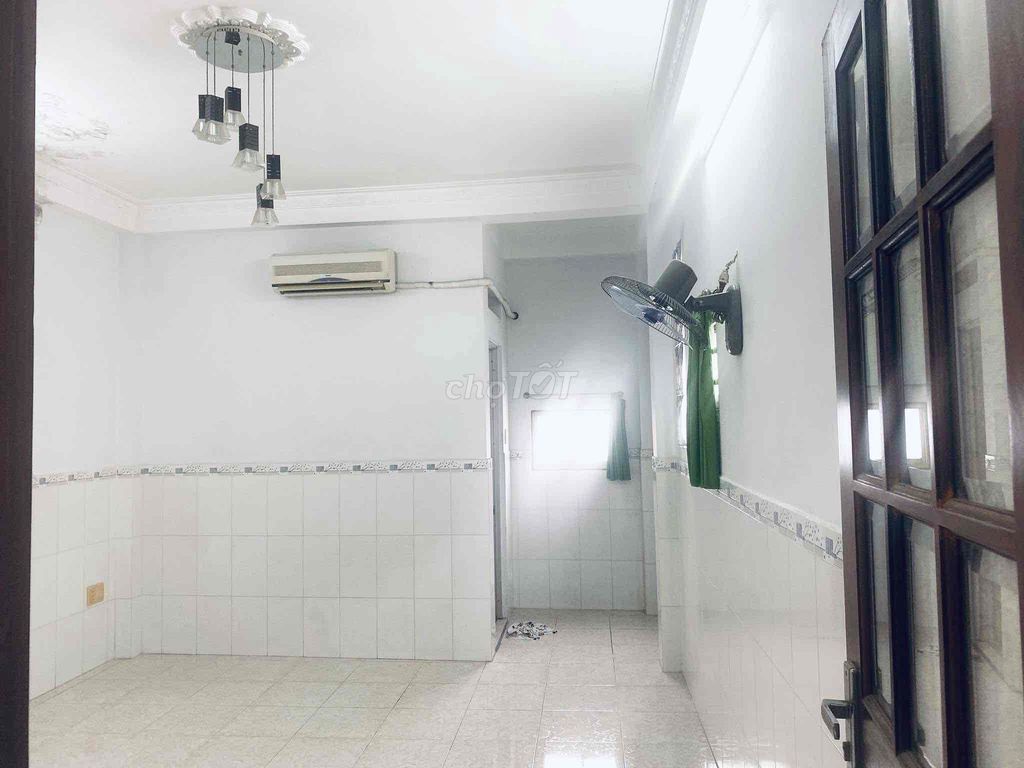 Cho thuê phòng đường Khuông Việt, Quận Tân Phú 20m² giá 2.5 triệu - Máy lạnh miễn phí, tầng riêng tư!