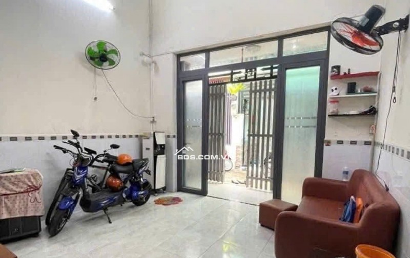 Nhà 2 tầng Hóc Môn 47m² giá 2.65 tỷ - Sổ hồng riêng, an ninh tốt!