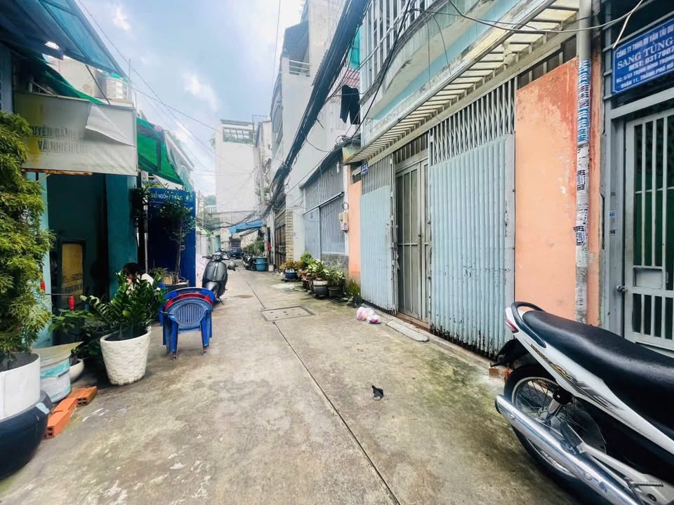 Nhà bán Trịnh Đình Trọng, Quận 11, 51m² giá 6.8 tỷ - Hẻm rộng, cách mặt tiền 100m!