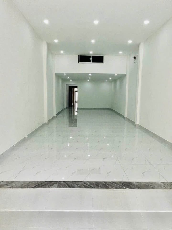 Cho thuê nhà mặt tiền kinh doanh đường Lê Văn Lương 109m² - Vị trí đắc địa, sầm uất!