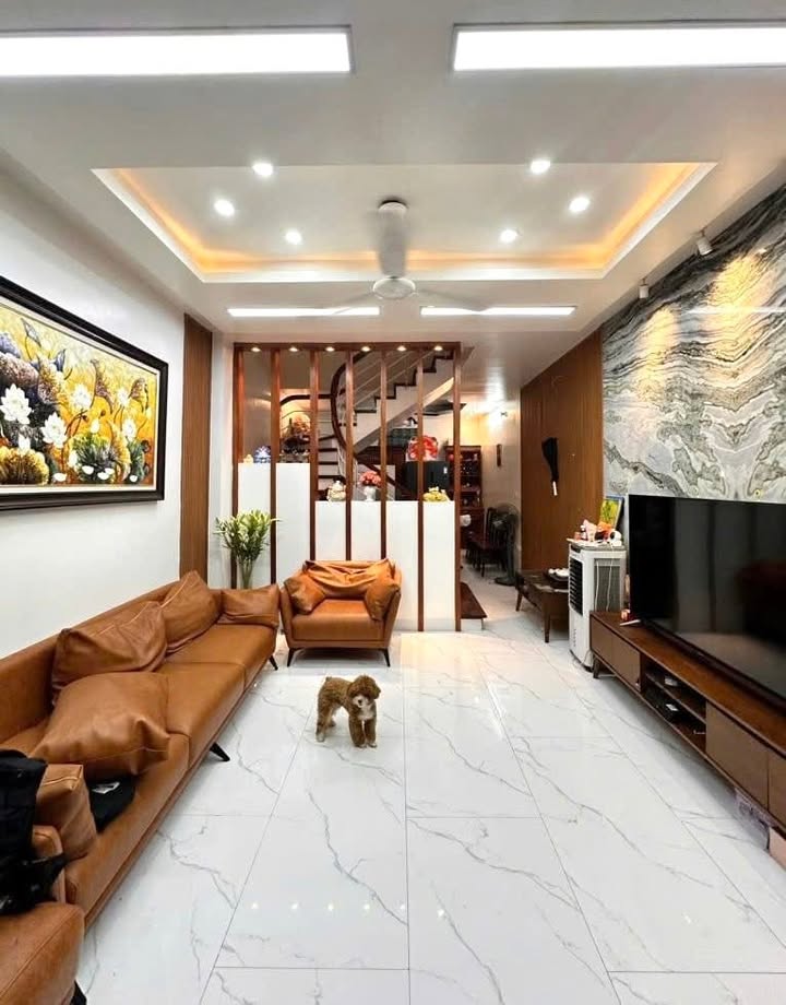Nhà riêng Lạc Trung 42m² giá 8 tỷ - Nhà thang máy 5 phòng ngủ thoải mái!