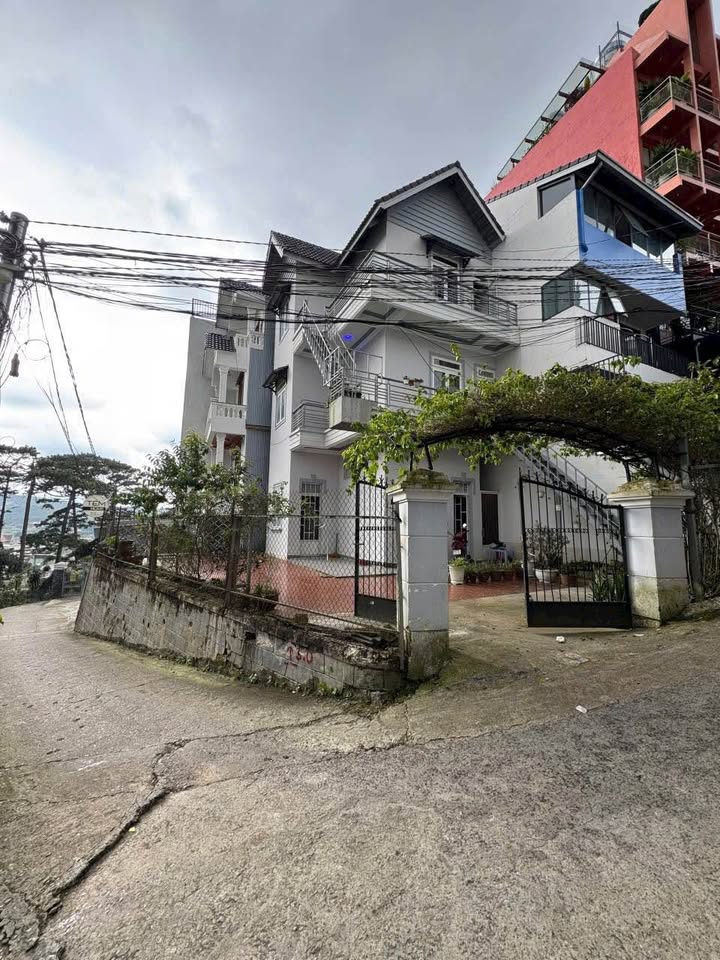 Nhà 2 mặt tiền hẻm ô tô Ngô Quyền, Đà Lạt 80m² giá 6.3 tỷ - Vị trí đẹp, thuận tiện mọi bề!