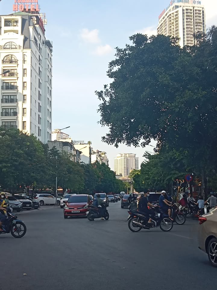 Tòa nhà văn phòng hạng A Hồ Tùng Mậu 170m² giá 155 tỷ - Đầu tư lý tưởng!