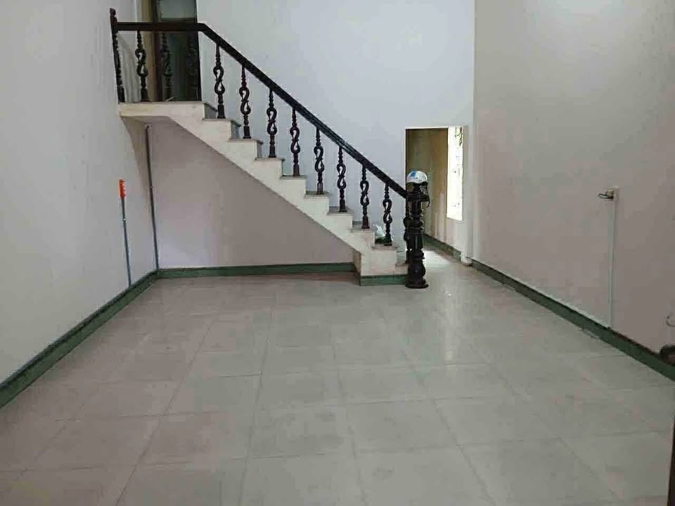 Nhà cho thuê 2 tầng mặt đường Trần Huy Liệu 125m² - Đầy đủ nội thất, chỉ việc dọn vào!