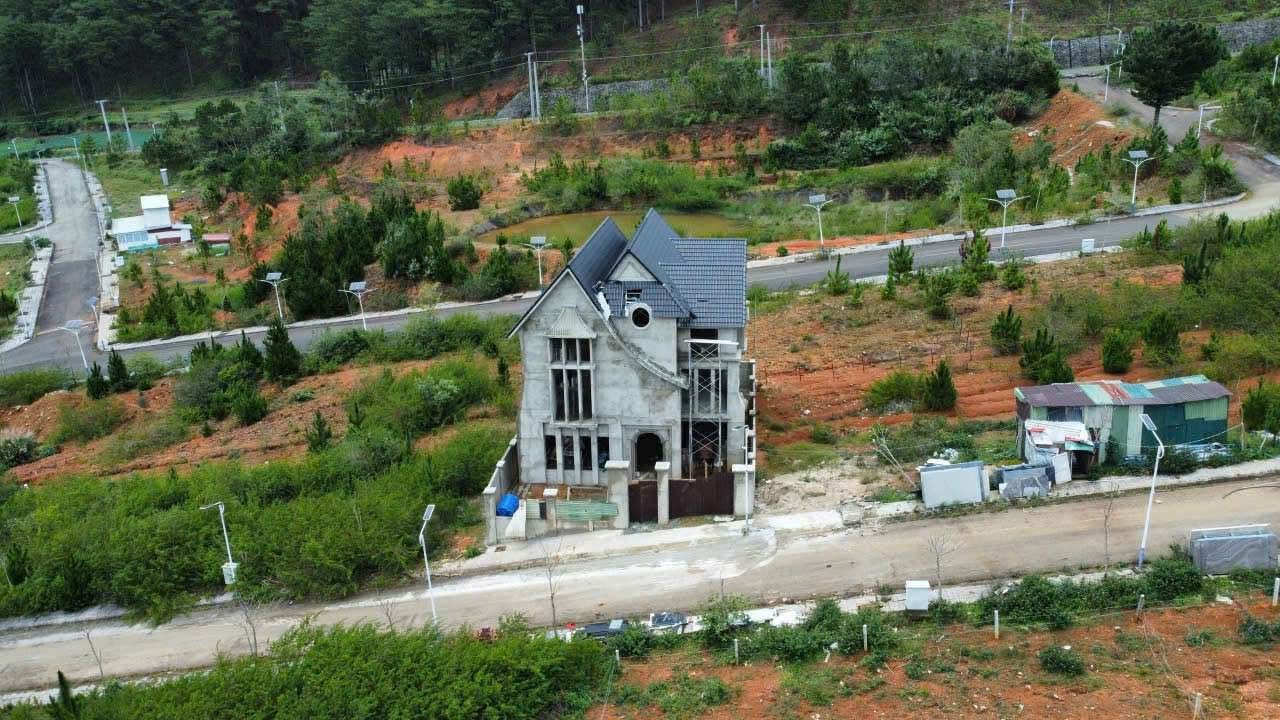 Căn Villa KĐT Vạn Xuân Đà Lạt 290m² giá 9.9 tỷ - View đồi thông thoáng đẹp!