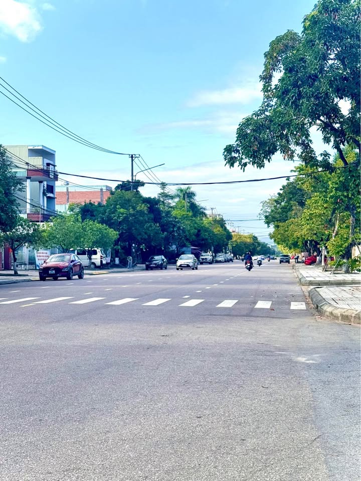 Nhà phố Tân Thạnh, Tam Kỳ 140m² giá 4.5 tỷ - Vị trí đẹp, kinh doanh thuận lợi!