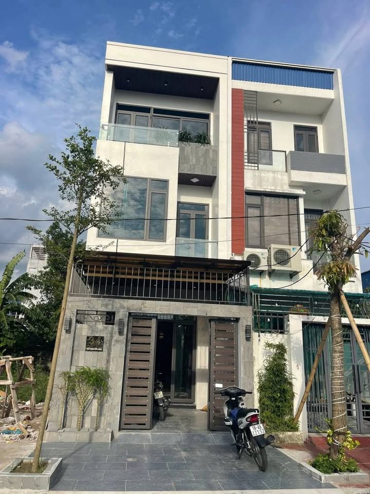 Nhà mặt đường Phùng Hưng 44m² giá 3.68 tỷ - Chính chủ bán gấp!