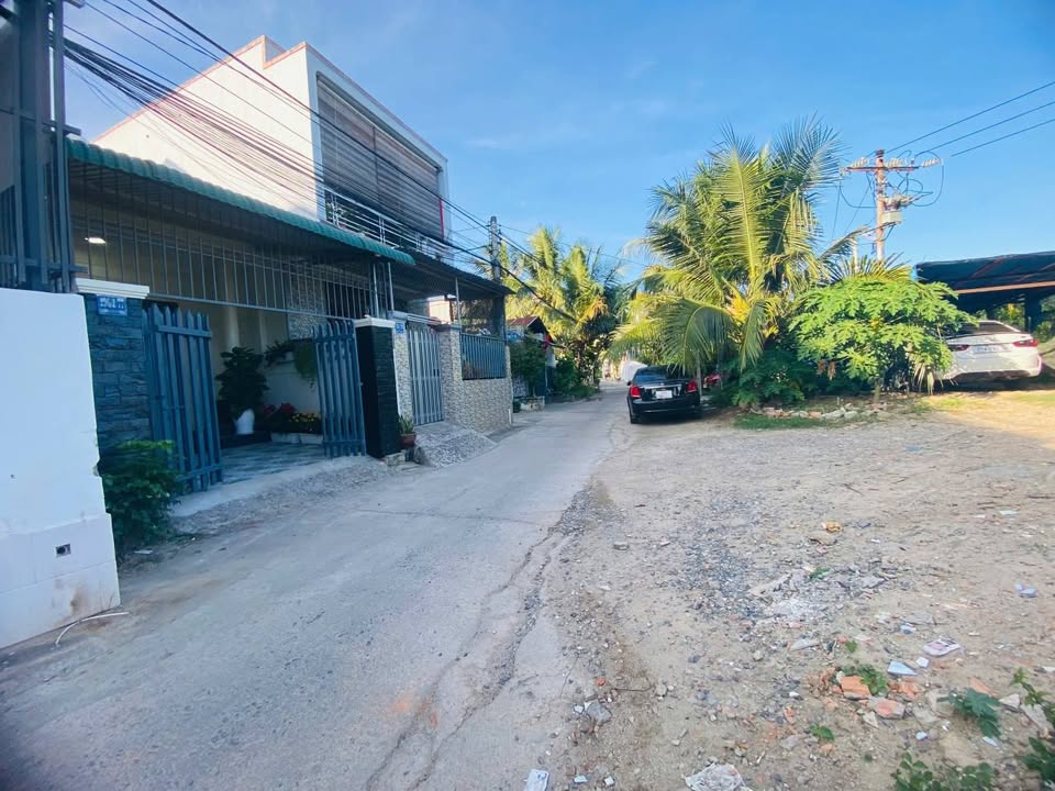 Nhà bán đường Lương Định Của, Nha Trang 74m² giá 3.25 tỷ - Sổ hồng riêng, ô tô vào tận nơi!