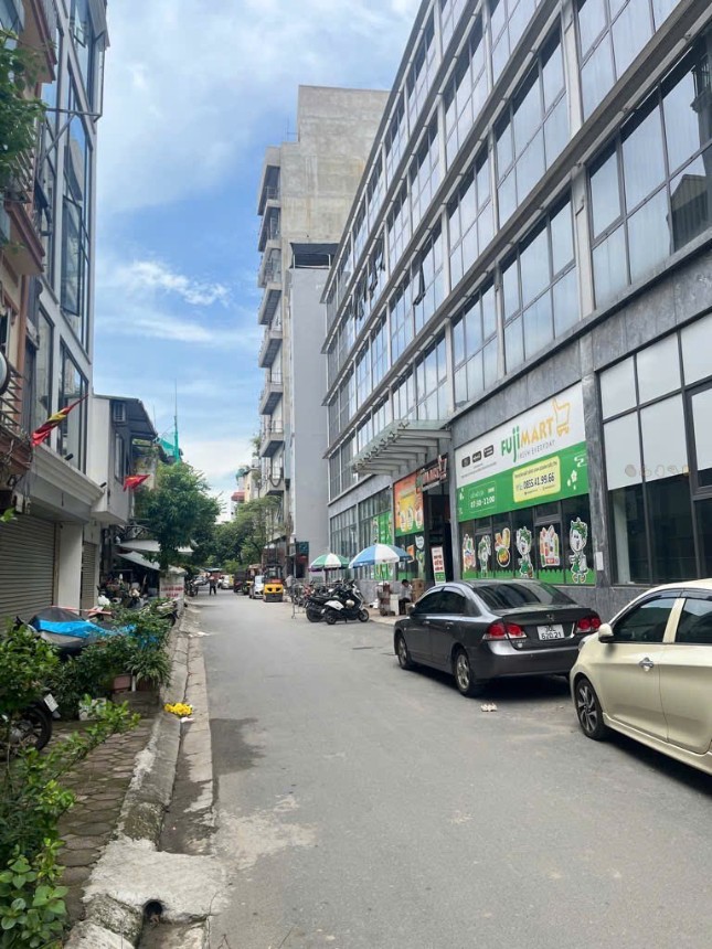 Nhà mặt phố Hồ Tây 54m² giá 26.8 tỷ - Kinh doanh cực tốt, lô góc thoáng đãng!