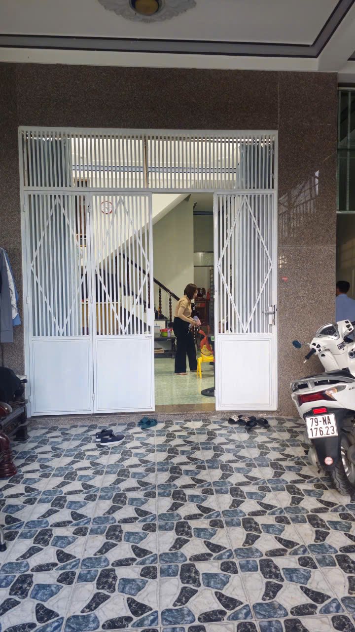 Nhà hẻm ô tô đường Phạm Văn Đồng, Nha Trang 137,5m² giá 9 tỷ - Sẵn sàng vào ở!