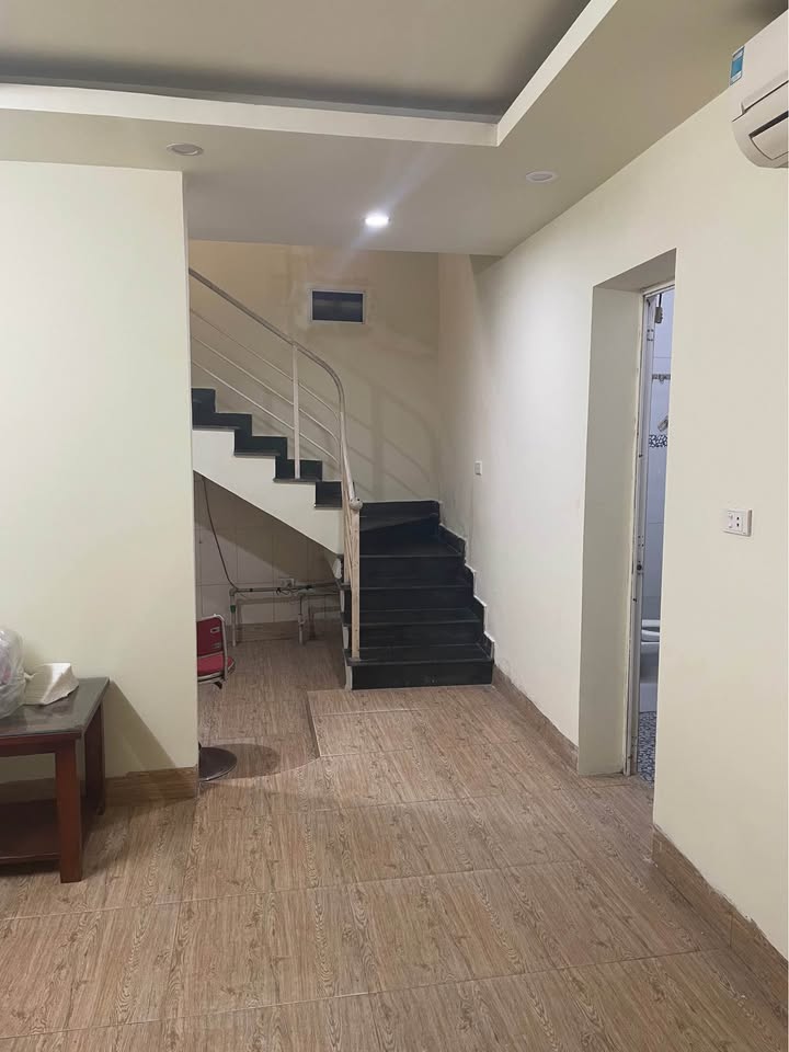 Nhà nguyên căn cho thuê tại ngõ 31 Nguyễn Cao, 30m² giá 8 triệu - An ninh và thoáng mát!