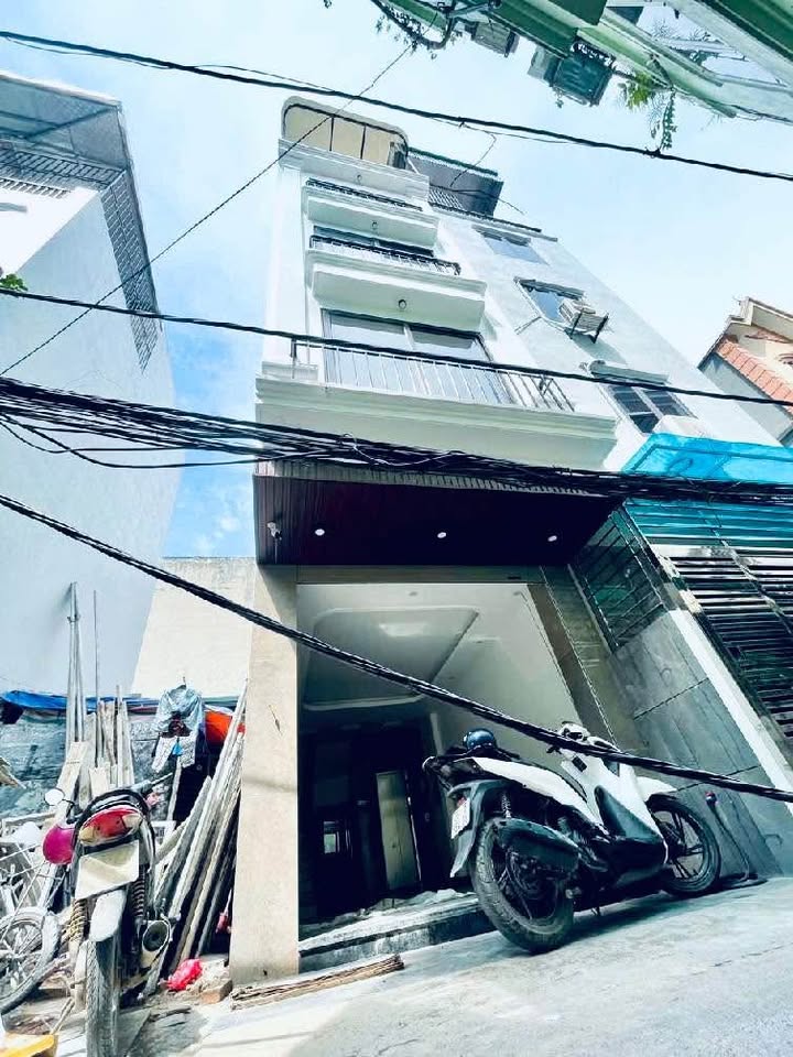 Nhà phố Lạc Long Quân, Tây Hồ 35m² giá 8 tỷ - Ô tô tránh, thang máy hiện đại!