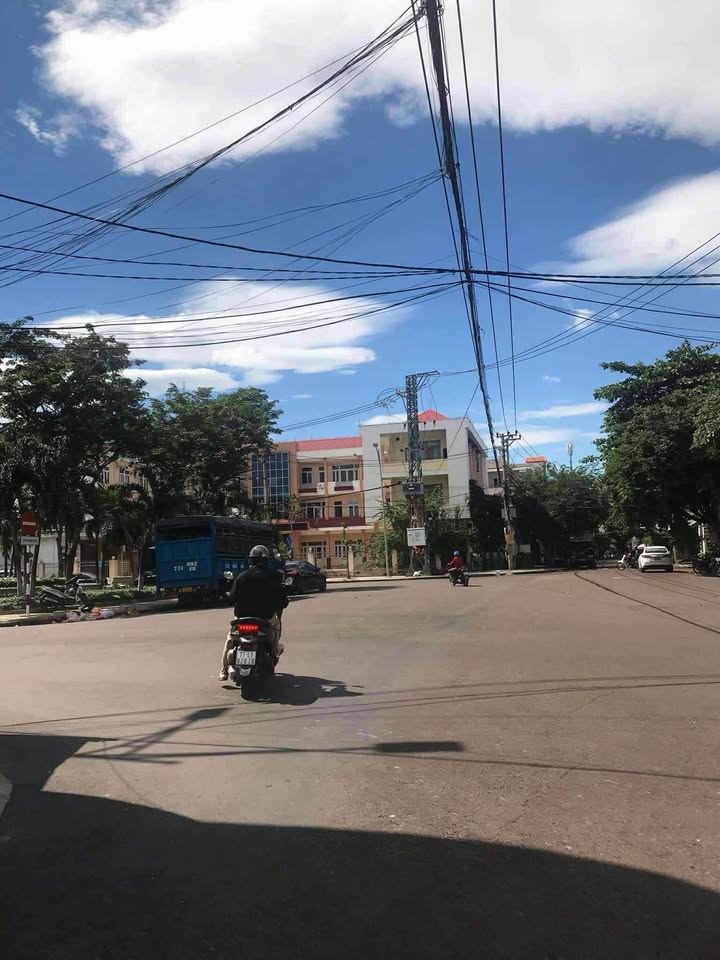 Bán Nhà 2 Tầng Mặt Tiền Phường Trần Hưng Đạo Quy Nhơn 64m² giá 5.9 tỷ - Gần Chợ Đầm và Hồ Sinh Thái!