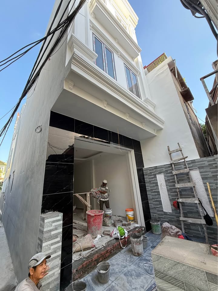 Nhà đẹp 3 tầng phố Hồ Sen, Lê Chân 42.5m² giá 3.55 tỷ - Sân cổng riêng, đầy đủ tiện ích!