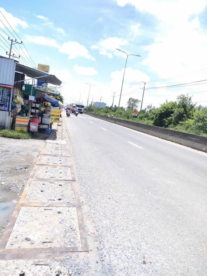 Đất nền mặt tiền đường 824, xã Lương Hòa, huyện Bến Lức, 275m² giá 4.5 tỷ - Đầu tư sinh lời ngay!