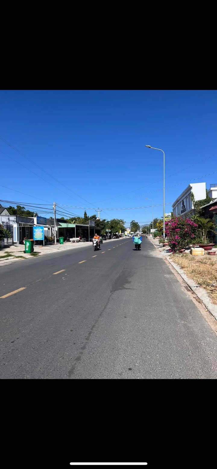 Đất kinh doanh mặt tiền đường Nguyễn Thị Minh Khai, thị trấn Liên Hương, 200m² giá 4.5 tỷ - Cơ hội đầu tư hấp dẫn!