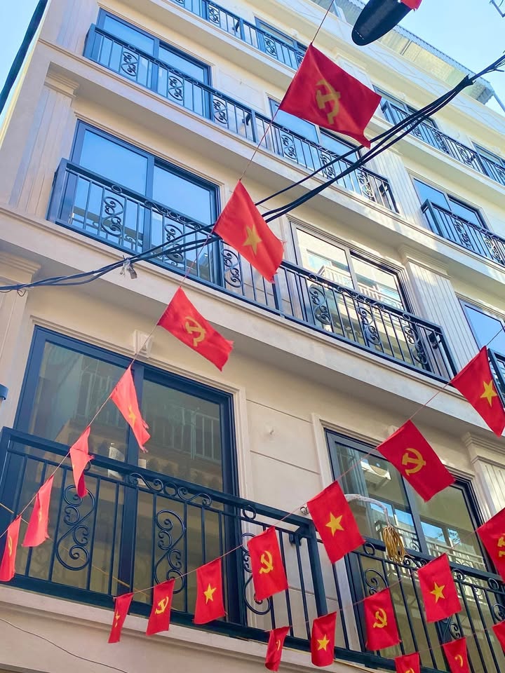 Nhà riêng Hoàng Quốc Việt 50m² giá 10 tỷ - Ô tô vào nhà, Full nội thất!