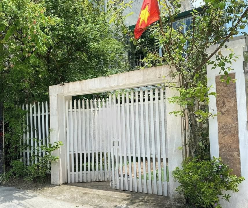 Nhà cho thuê 2 tầng Giang Biên 100m² giá 12 triệu - Ô tô tránh thoải mái!