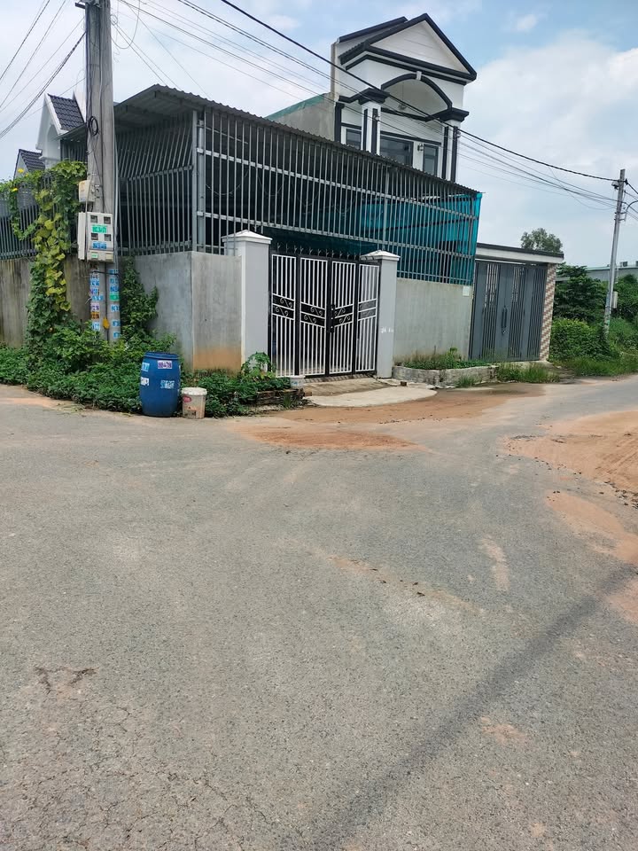 Nhà mặt tiền đường Trần Văn Ơn, Tân Phước Khánh 180m² chỉ 2.7 tỷ - Tiềm năng sinh lời cao!