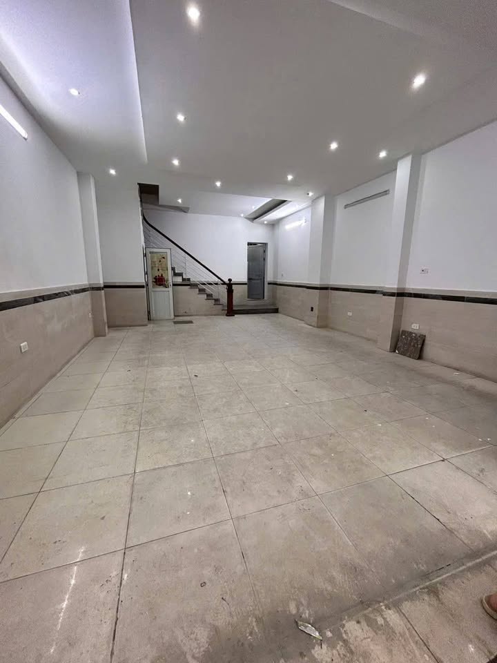 Nhà riêng cho thuê tại ngõ phân Lô Trung Kính, Cầu Giấy 68m² - GARA ô tô, phù hợp làm văn phòng!