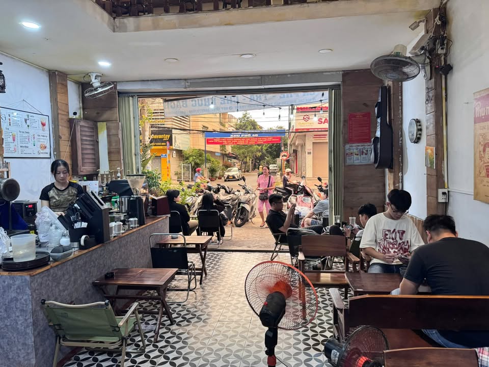 Quán cà phê mặt tiền đường Chu Văn An, quận Bình Thạnh - Sang nhượng 150 triệu, giá thuê chỉ 15 triệu/tháng!