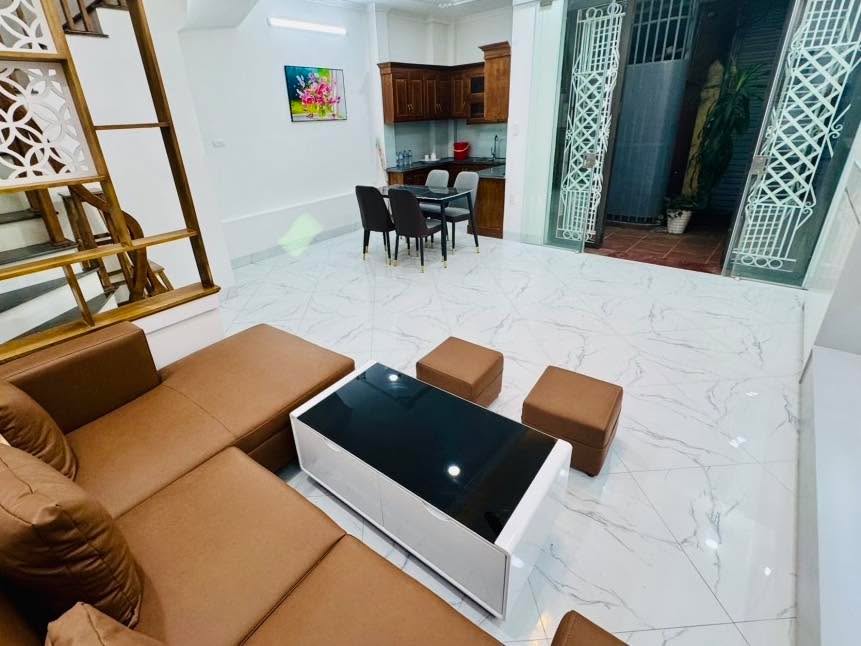 Nhà phố Nam Dư 42m² giá 6.5 tỷ - Ô tô đỗ cổng, tiện ích đầy đủ!