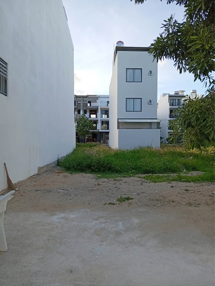 Đất KĐT Hoàng Long Nha Trang 105m² giá 4.6 tỷ - Mặt tiền đường D1A rộng rãi!