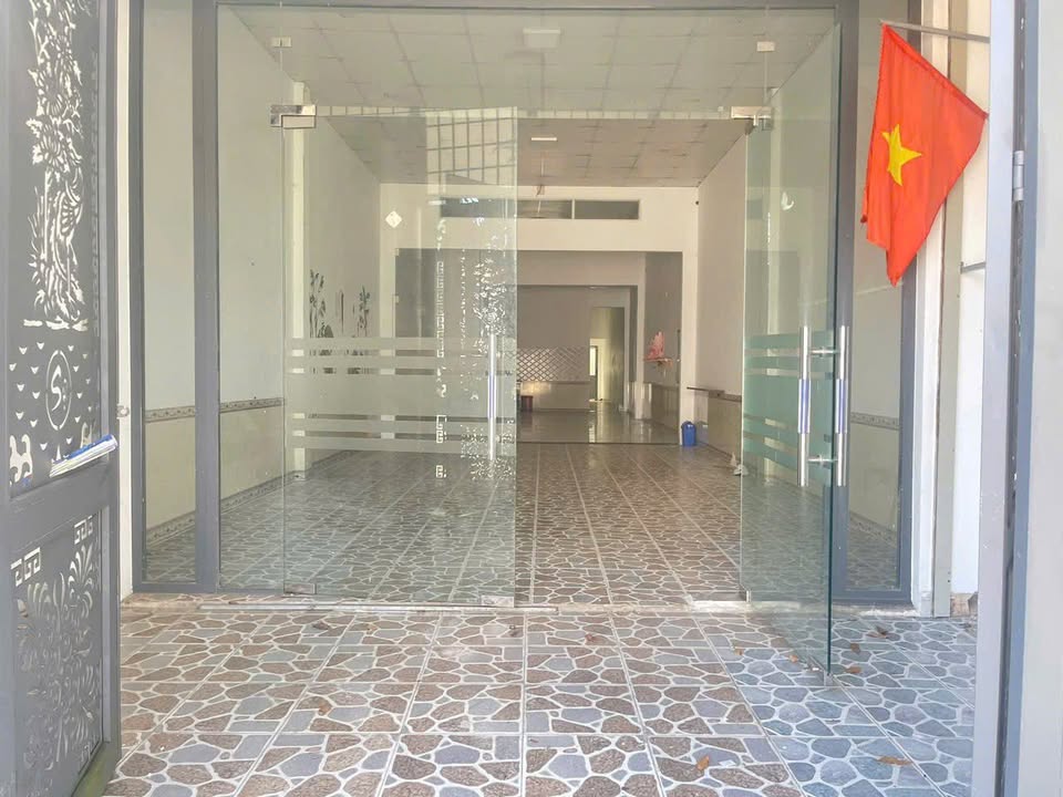 Nhà mặt tiền đường Thi Sách, TP. Kon Tum 150m² giá 2 tỷ - Dọn vào ở ngay!